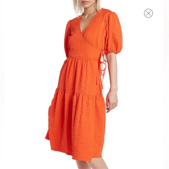 Topshop Dresses & Skirts - TopShop Textured Puff Sleeve Full Wrap Tiered Dress